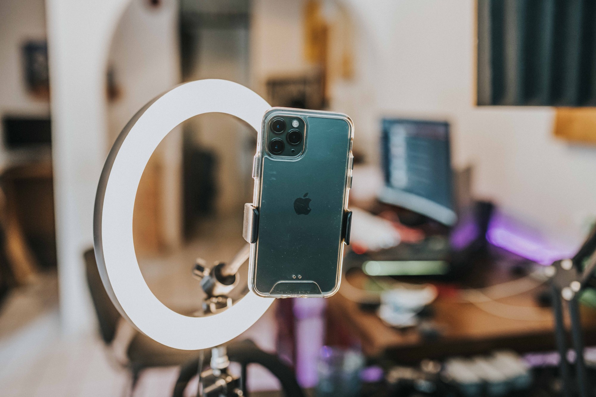 Concept visual: a smartphone mounted in a ring light